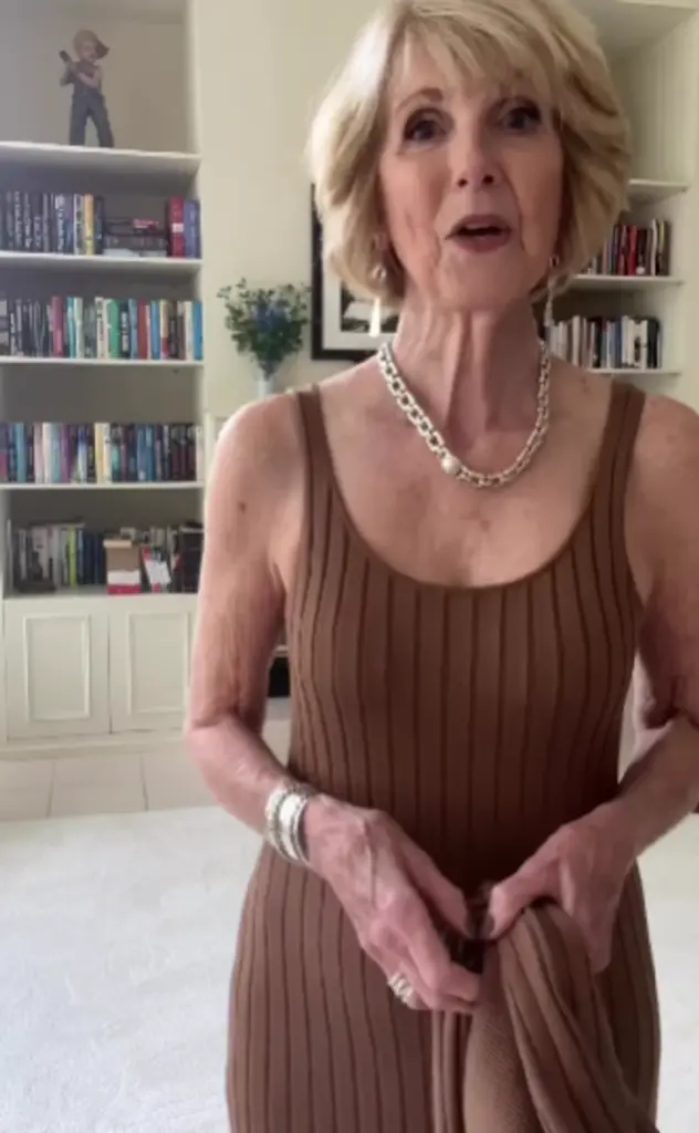 76-Year-Old Grandmother Is Body-Shamed for Her Outfit Choices, but Her Answer to Haters Is Priceless - Shocking 4 aefd7e5ebf878697735ce7dae8.png